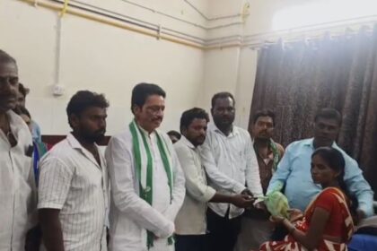 ಮಾಜಿ ಪ್ರಧಾನಿ ಹೆಚ್.ಡಿ.ದೇವೇಗೌಡರ 92ನೇ ಹುಟ್ಟುಹಬ್ಬದ ಅಂಗವಾಗಿ ರೋಗಿಗಳಿಗೆ ಹಣ್ಣು ಹಂಪಲು ವಿತರಣೆ