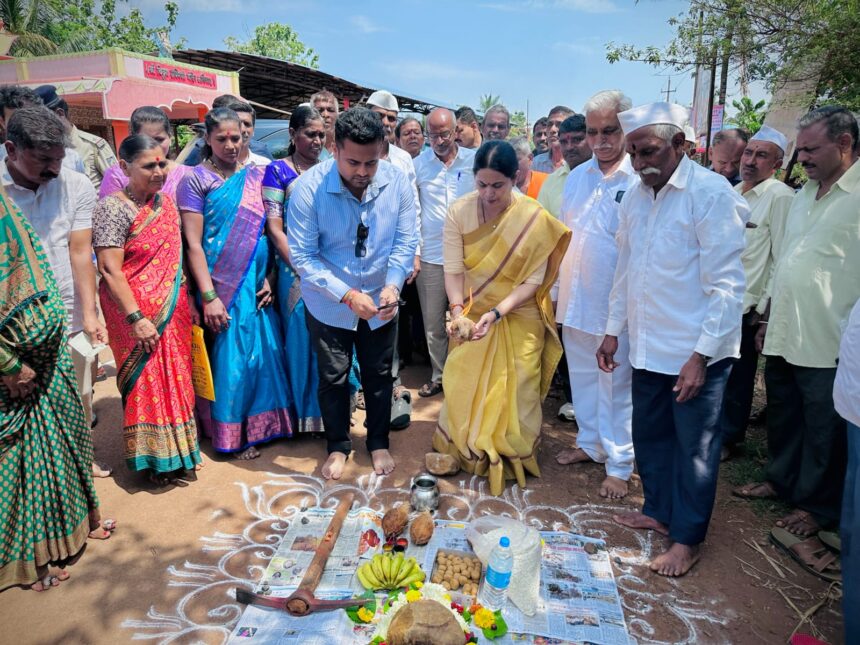 ರಸ್ತೆ ಡಾಂಬರೀಕರಣ ಕಾಮಗಾರಿಗೆ ಸಚಿವೆ ಲಕ್ಷ್ಮೀ ಹೆಬ್ಬಾಳಕರ್ ಪೂಜೆ ರಸ್ತೆ ಡಾಂಬರೀಕರಣ ಕಾಮಗಾರಿಗೆ ಸಚಿವೆ ಲಕ್ಷ್ಮೀ ಹೆಬ್ಬಾಳಕರ್ ಪೂಜೆ