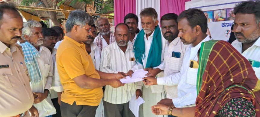 ಎಲೇಕೂಡ್ಲಿಗಿ ಬಾಬು ಸಾಬ್ ಮೇಲೆ ಮಾರಣಾಂತಿಕ ಹಲ್ಲೆ ಉಪವಾಸ ಸತ್ಯಾಗ್ರಹ ಎಲೇಕೂಡ್ಲಿಗಿ ಬಾಬು ಸಾಬ್ ಮೇಲೆ ಮಾರಣಾಂತಿಕ ಹಲ್ಲೆ ಉಪವಾಸ ಸತ್ಯಾಗ್ರಹ