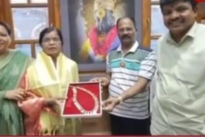 ಕ್ಷೇತ್ರ ಪಂಡರಾಪುರದ ವಿಠಲನಿಗೆ 5 ಲಕ್ಷ ಮೌಲ್ಯದ ಚಿನ್ನದ ತುಳಸಿ ಮಾಲೆ ಅರ್ಪಣೆ.