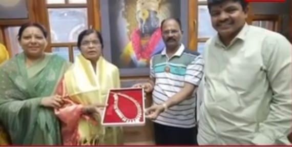 ಕ್ಷೇತ್ರ ಪಂಡರಾಪುರದ ವಿಠಲನಿಗೆ 5 ಲಕ್ಷ ಮೌಲ್ಯದ ಚಿನ್ನದ ತುಳಸಿ ಮಾಲೆ ಅರ್ಪಣೆ.