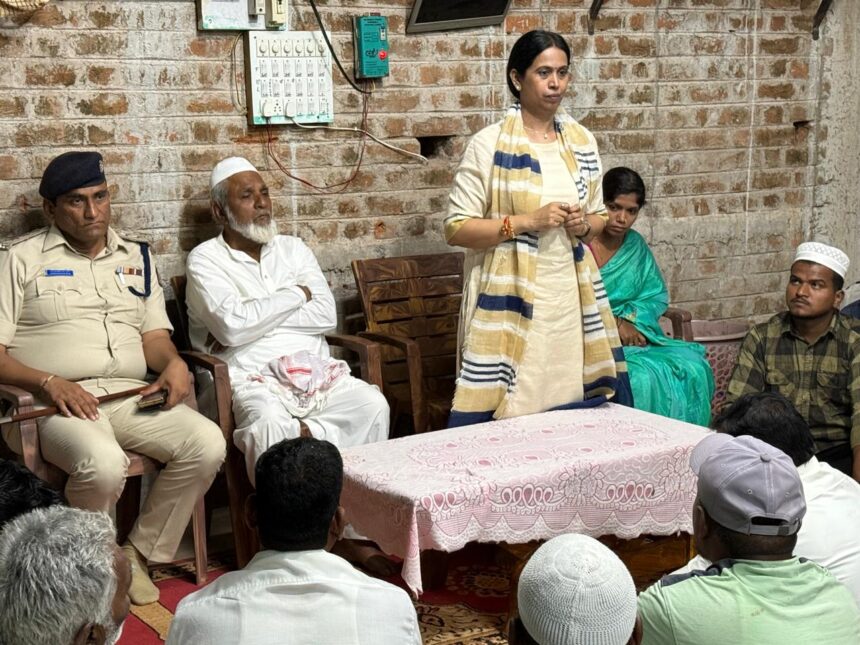 ಸಂತಿಬಸ್ತವಾಡದಲ್ಲಿ ಶಾಂತಿ ಸಭೆ ನಡೆಸಿದ ಸಚಿವೆ ಲಕ್ಷ್ಮೀ ಹೆಬ್ಬಾಳಕರ್ ಸಂತಿಬಸ್ತವಾಡದಲ್ಲಿ ಶಾಂತಿ ಸಭೆ ನಡೆಸಿದ ಸಚಿವೆ ಲಕ್ಷ್ಮೀ ಹೆಬ್ಬಾಳಕರ್