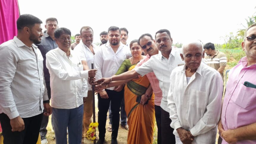 ಎರಡನೇ ಹಂತದ ಒಳಚರಂಡಿ ಕಾಮಗಾರಿಗೆ ಭೂಮಿ ಪೂಜೆ ನೆರವೇರಿಸಿದ ಶಾಸಕ ಎಂ.ಟಿ.ಕೃಷ್ಣಪ್ಪ ಎರಡನೇ ಹಂತದ ಒಳಚರಂಡಿ ಕಾಮಗಾರಿಗೆ ಭೂಮಿ ಪೂಜೆ ನೆರವೇರಿಸಿದ ಶಾಸಕ ಎಂ.ಟಿ.ಕೃಷ್ಣಪ್ಪ