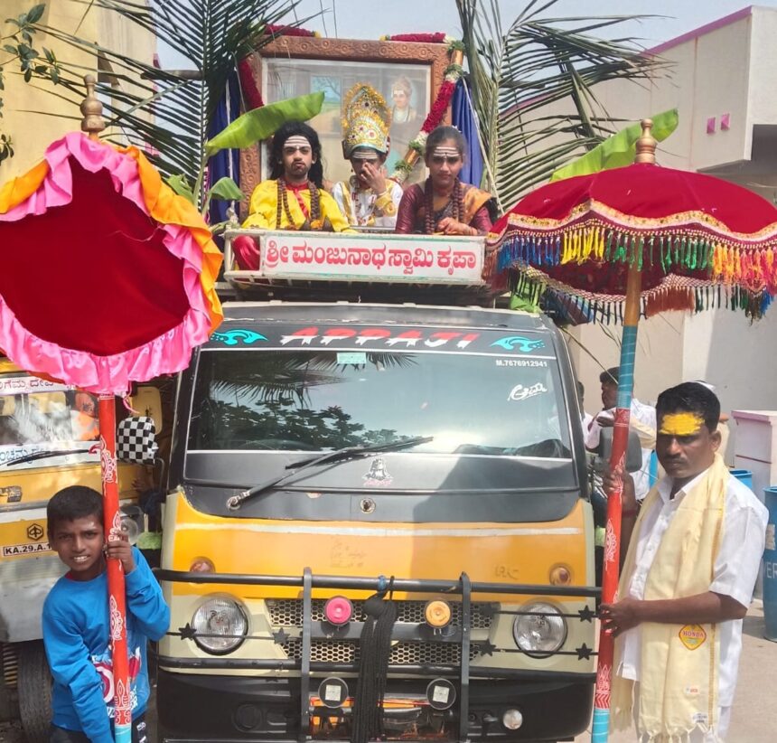 ಸಮಗಾರ್ ಹರಳ್ಳೆಯ್ಯನ ಭಾವಚಿತ್ರ ಮೆರೆವಣಿಗೆ ಸಮಗಾರ್ ಹರಳ್ಳೆಯ್ಯನ ಭಾವಚಿತ್ರ ಮೆರೆವಣಿಗೆ