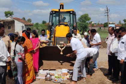 ಗಳತಗಾ ದಲಿತ ವಸತಿಯಲ್ಲಿ 55 ಲಕ್ಷ ರೂಪಾಯಿ ವೆಚ್ಚದಲ್ಲಿ ಸಿಸಿ ರಸ್ತೆ ಕಾಮಗಾರಿಗೆ ಚಾಲನೆ. ಶಾಸಕಿ ಶಶಿಕಲಾ ಜೊಲ್ಲೆ ಅವರ ಪ್ರಯತ್ನ