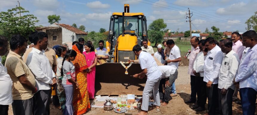 ಗಳತಗಾ ದಲಿತ ವಸತಿಯಲ್ಲಿ 55 ಲಕ್ಷ ರೂಪಾಯಿ ವೆಚ್ಚದಲ್ಲಿ ಸಿಸಿ ರಸ್ತೆ ಕಾಮಗಾರಿಗೆ ಚಾಲನೆ. ಶಾಸಕಿ ಶಶಿಕಲಾ ಜೊಲ್ಲೆ ಅವರ ಪ್ರಯತ್ನ ಗಳತಗಾ ದಲಿತ ವಸತಿಯಲ್ಲಿ 55 ಲಕ್ಷ ರೂಪಾಯಿ ವೆಚ್ಚದಲ್ಲಿ ಸಿಸಿ ರಸ್ತೆ ಕಾಮಗಾರಿಗೆ ಚಾಲನೆ. ಶಾಸಕಿ ಶಶಿಕಲಾ ಜೊಲ್ಲೆ ಅವರ ಪ್ರಯತ್ನ
