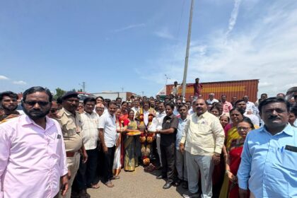 ಶಿಕ್ಷಕರಿಂದ ಮಧು ಬಂಗಾರಪ್ಪ, ಮಾನ್ಯ ಶಾಲಾ ಶಿಕ್ಷಣ ಮತ್ತು ಸಾಕ್ಷರತಾ ಸಚಿವರಿಗೆ ಸನ್ಮಾನಿಸಿ ಮನವಿ ನೀಡದರು.