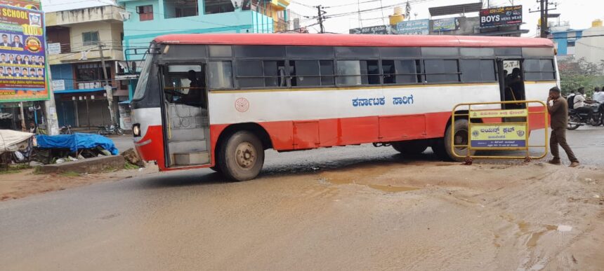 ದಬ್ಬೇಘಟ್ಟ ವೃತ್ತದ ತಿರುವಿನಲ್ಲಿ ಹದಗೆಟ್ಟ ರಸ್ತೆ/ ಹೆಣ ಬೀಳುವ ಮುನ್ನ ರಸ್ತೆ ಸರಿಪಡಿಸುವಂತೆ ನಾಗರೀಕರ ಆಗ್ರಹ ದಬ್ಬೇಘಟ್ಟ ವೃತ್ತದ ತಿರುವಿನಲ್ಲಿ ಹದಗೆಟ್ಟ ರಸ್ತೆ/ ಹೆಣ ಬೀಳುವ ಮುನ್ನ ರಸ್ತೆ ಸರಿಪಡಿಸುವಂತೆ ನಾಗರೀಕರ ಆಗ್ರಹ