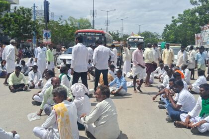 ಜೋಳ ಖರೀದಿಗಾಗಿ ರಸ್ತೆ ತಡೆ ಪ್ರಯಾಣಿಕರು ಪರದಾಟ!