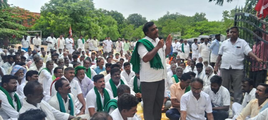 ತಹಸಿಲ್ಧಾರ್ ಕಛೇರಿ ಮುಂದೆ ರೈತ ಸಂಘ ಪ್ರತಿಭಟನೆ ತಹಸಿಲ್ಧಾರ್ ಕಛೇರಿ ಮುಂದೆ ರೈತ ಸಂಘ ಪ್ರತಿಭಟನೆ