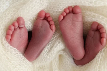 ವೈದ್ಯರಿಲ್ಲ, ಫೋನ್​ ನೋಡಿಕೊಂಡು ಗರ್ಭಿಣಿಯ ಹೊಟ್ಟೆ ಕೊಯ್ದ ನರ್ಸ್, ಅವಳಿ ಶಿಶುಗಳ ಸಾವು