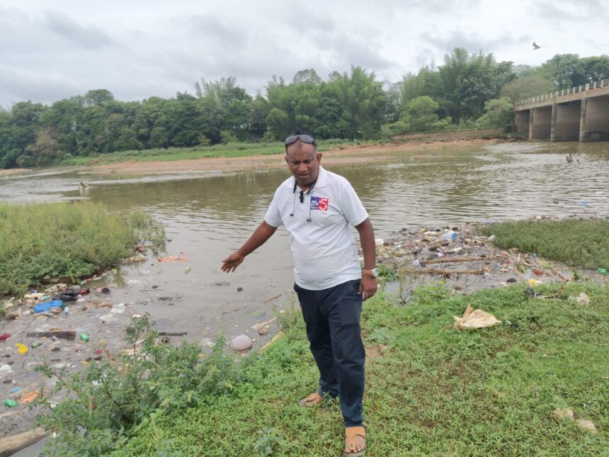 ಮಲಪ್ರಭಾ ನದಿಗೆ ವಿಷಯುಕ್ತ ಕೊಳಚೆ ನೀರು: ತ್ಯಾಜ್ಯ ವಸ್ತುಗಳೇ ಕಂಟಕ ಮಲಪ್ರಭಾ ನದಿಗೆ ವಿಷಯುಕ್ತ ಕೊಳಚೆ ನೀರು: ತ್ಯಾಜ್ಯ ವಸ್ತುಗಳೇ ಕಂಟಕ