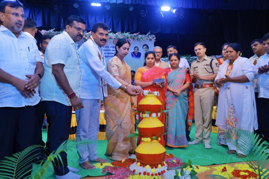 ಪಂಚ ಗ್ಯಾರಂಟಿ ಯೋಜನೆಗಳಿಂದ ಸಂಜೀವಿನಿಯಾದ ಜನರ ಬದುಕು : ಸಚಿವೆ ಲಕ್ಷ್ಮೀ ಹೆಬ್ಬಾಳಕರ್ ಪಂಚ ಗ್ಯಾರಂಟಿ ಯೋಜನೆಗಳಿಂದ ಸಂಜೀವಿನಿಯಾದ ಜನರ ಬದುಕು : ಸಚಿವೆ ಲಕ್ಷ್ಮೀ ಹೆಬ್ಬಾಳಕರ್