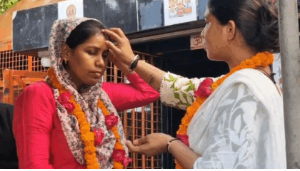 ಇವರಿಗೆ ಪುರುಷರೇ ಬೇಡವಂತೆ: ಹಾರ ಬದಲಾಯಿಸಿಕೊಂಡ ಮಹಿಳಾ ಜೋಡಿ !!