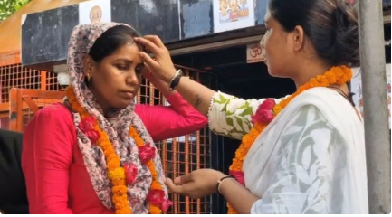 ಇವರಿಗೆ ಪುರುಷರೇ ಬೇಡವಂತೆ: ಹಾರ ಬದಲಾಯಿಸಿಕೊಂಡ ಮಹಿಳಾ ಜೋಡಿ !! ಇವರಿಗೆ ಪುರುಷರೇ ಬೇಡವಂತೆ: ಹಾರ ಬದಲಾಯಿಸಿಕೊಂಡ ಮಹಿಳಾ ಜೋಡಿ !!