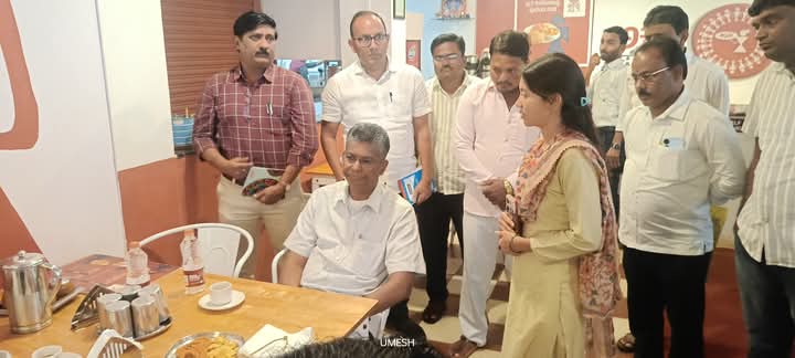 ಅಕ್ಕ ಕೆಫೆಗೆ ಭೇಟಿ ನೀಡಿದ ಸಚಿವ ಸತೀಶ ಜಾರಕಿಹೊಳಿ ಅಕ್ಕ ಕೆಫೆಗೆ ಭೇಟಿ ನೀಡಿದ ಸಚಿವ ಸತೀಶ ಜಾರಕಿಹೊಳಿ