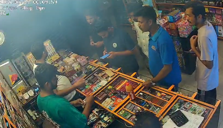 ಯೂನಿಕ್ ಶಾಪ್ ಮೇಲೆ ಪೊಲೀಸರ ದಾಳಿ, ದೃಶ್ಯ ಸೆರೆ ಯೂನಿಕ್ ಶಾಪ್ ಮೇಲೆ ಪೊಲೀಸರ ದಾಳಿ, ದೃಶ್ಯ ಸೆರೆ