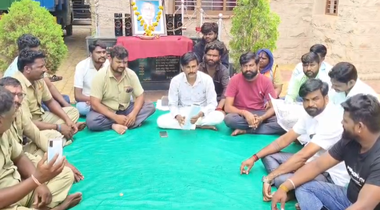 ಕರ್ನಾಟಕ ರಾಜ್ಯಾದ್ಯಂತ ಪೌರಕಾರ್ಮಿಕರ ಹಲವು ಬೇಡಿಕೆಗಳನ್ನು ಈಡೇರಿಸುವಂತೆ ಅನಿರ್ದಿಷ್ಟವಾಗಿ ಮುಷ್ಕರ ಕರ್ನಾಟಕ ರಾಜ್ಯಾದ್ಯಂತ ಪೌರಕಾರ್ಮಿಕರ ಹಲವು ಬೇಡಿಕೆಗಳನ್ನು ಈಡೇರಿಸುವಂತೆ ಅನಿರ್ದಿಷ್ಟವಾಗಿ ಮುಷ್ಕರ