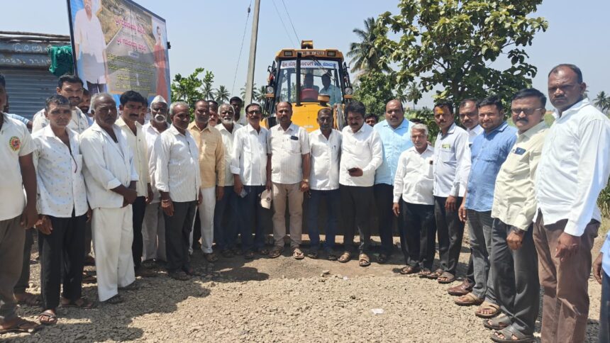 1.60 ಕೋಟಿ ರೂ. ವೆಚ್ಚದ ಹಳೆಯ ಯಕ್ಸಂಬಾ ಅಂಕಲಿ ರಸ್ತೆ ಕಾಮಗಾರಿಗೆ ಭೂಮಿ ಪೂಜೆ. 1.60 ಕೋಟಿ ರೂ. ವೆಚ್ಚದ ಹಳೆಯ ಯಕ್ಸಂಬಾ ಅಂಕಲಿ ರಸ್ತೆ ಕಾಮಗಾರಿಗೆ ಭೂಮಿ ಪೂಜೆ.