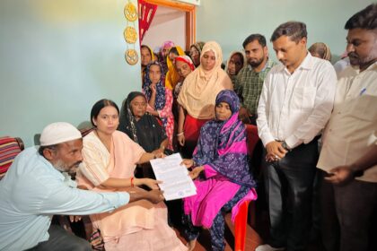 5 ಲಕ್ಷ ರೂ ಪರಿಹಾರ ವಿತರಿಸಿದ ಸಚಿವೆ ಲಕ್ಷ್ಮೀ ಹೆಬ್ಬಾಳಕರ್