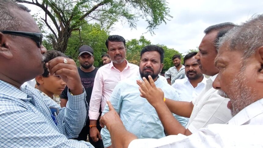 ಜೆ ಜೆ ಎಂ ಪೈಪ್ ಲೈನ್ ಕಾಮಗಾರಿಗೆ  ಫುಟ್ ಬಾತ್  ಅಂಗಡಿ ಮಾಲೀಕರ ತಕರಾರು