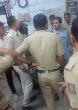 ಜೈಲಿನಲ್ಲಿ ನಿತ್ಯ ಒಂದೊಂದು ಸೌಲಭ್ಯ ನೀಡುವಂತೆ ಹರ್ಷ ಕೊಲೆ ಆರೋಪಿಗಳು ಕಿರಿಕ್ ಜೈಲಿನಲ್ಲಿ ನಿತ್ಯ ಒಂದೊಂದು ಸೌಲಭ್ಯ ನೀಡುವಂತೆ ಹರ್ಷ ಕೊಲೆ ಆರೋಪಿಗಳು ಕಿರಿಕ್