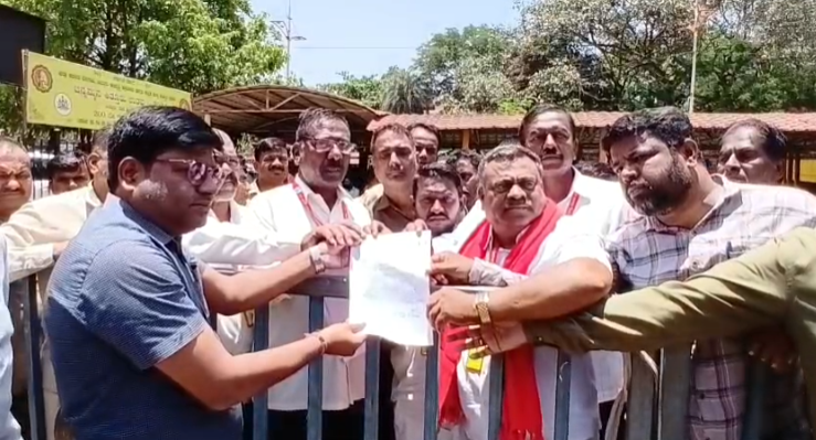 ಓಲಾ ಉಬರ್ ಖಂಡಿಸಿ ಜಿಲ್ಲಾಧಿಕಾರಿಗಳಿಗೆ ಮನವಿ ಓಲಾ ಉಬರ್ ಖಂಡಿಸಿ ಜಿಲ್ಲಾಧಿಕಾರಿಗಳಿಗೆ ಮನವಿ