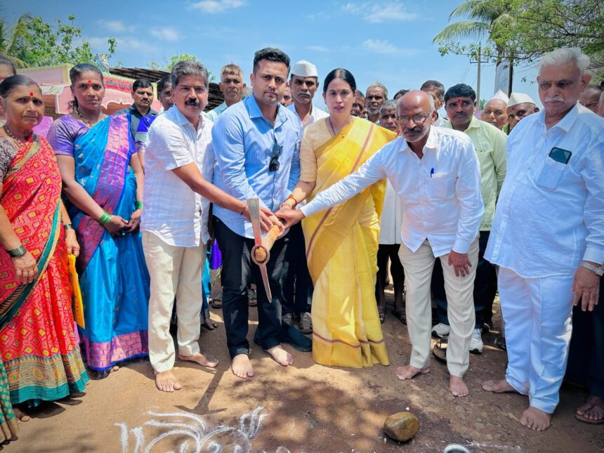 ರಸ್ತೆ ಡಾಂಬರೀಕರಣ ಕಾಮಗಾರಿಗೆ ಸಚಿವೆ ಲಕ್ಷ್ಮೀ ಹೆಬ್ಬಾಳಕರ್ ಪೂಜೆ ರಸ್ತೆ ಡಾಂಬರೀಕರಣ ಕಾಮಗಾರಿಗೆ ಸಚಿವೆ ಲಕ್ಷ್ಮೀ ಹೆಬ್ಬಾಳಕರ್ ಪೂಜೆ