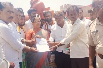 ಚಿಂತಕುಂಟ ಗ್ರಾಮಕ್ಕೆ ಮೂಲಭೂತ ಸೌಲಭ್ಯಕ್ಕೆ ಒತ್ತಾಯಿಸಿ ರಸ್ತೆ ತಡೆದು ಪ್ರತಿಭಟನೆ