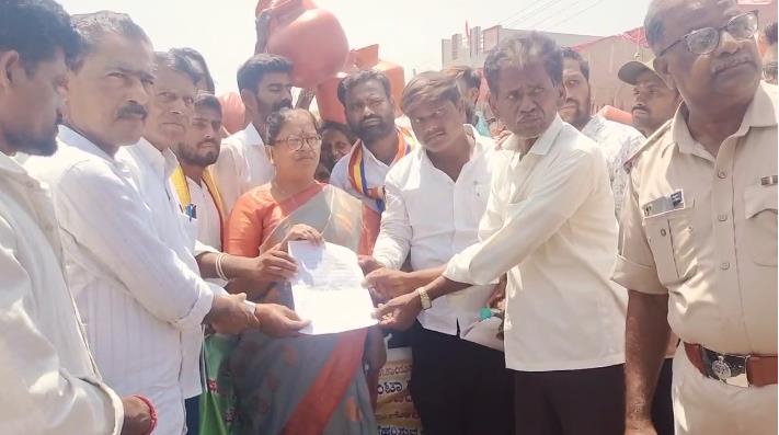 ಚಿಂತಕುಂಟ ಗ್ರಾಮಕ್ಕೆ ಮೂಲಭೂತ ಸೌಲಭ್ಯಕ್ಕೆ ಒತ್ತಾಯಿಸಿ ರಸ್ತೆ ತಡೆದು ಪ್ರತಿಭಟನೆ ಚಿಂತಕುಂಟ ಗ್ರಾಮಕ್ಕೆ ಮೂಲಭೂತ ಸೌಲಭ್ಯಕ್ಕೆ ಒತ್ತಾಯಿಸಿ ರಸ್ತೆ ತಡೆದು ಪ್ರತಿಭಟನೆ