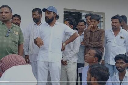 ಕಬ್ಬೂರ ಪ.ಪಂ. ಕಚೇರಿಗೆ ಬೀಗ ಹಾಕಿ ಪ್ರತಿಭಟನೆ