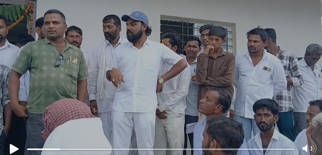 ಕಬ್ಬೂರ ಪ.ಪಂ. ಕಚೇರಿಗೆ ಬೀಗ ಹಾಕಿ ಪ್ರತಿಭಟನೆ ಕಬ್ಬೂರ ಪ.ಪಂ. ಕಚೇರಿಗೆ ಬೀಗ ಹಾಕಿ ಪ್ರತಿಭಟನೆ