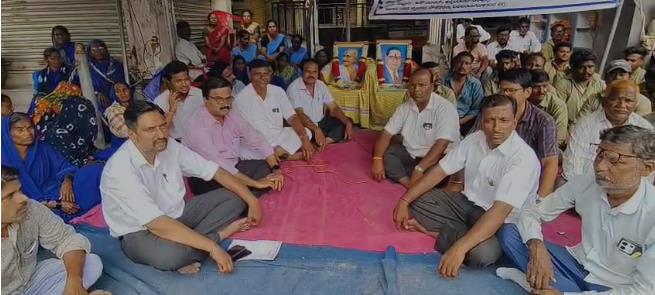 ಬೇಡಿಕೆಗಳ ಈಡೇರಿಕೆಗೆ ಒತ್ತಾಯಿಸಿ ಪೌರ ನೌಕರರ ಅನಿರ್ದಿಷ್ಟಾವಧಿ ಮುಷ್ಕರ ಬೇಡಿಕೆಗಳ ಈಡೇರಿಕೆಗೆ ಒತ್ತಾಯಿಸಿ ಪೌರ ನೌಕರರ ಅನಿರ್ದಿಷ್ಟಾವಧಿ ಮುಷ್ಕರ