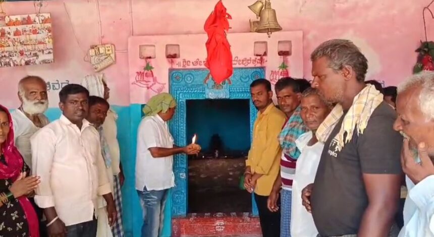ನರೇಗಾ ಕೂಲಿ ಕಾರ್ಮಿಕರಿಂದ ತೇರೆದ ಬಸವಣ್ಣ ದೇವಾಲಯದಲ್ಲಿ ವಿಶೇಷ ಪೂಜೆ ನರೇಗಾ ಕೂಲಿ ಕಾರ್ಮಿಕರಿಂದ ತೇರೆದ ಬಸವಣ್ಣ ದೇವಾಲಯದಲ್ಲಿ ವಿಶೇಷ ಪೂಜೆ