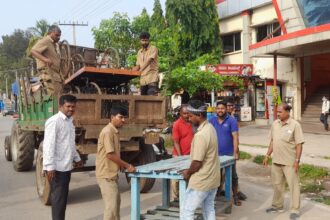 ವ್ಯಾಪಾರ ನಡೆಸದೆ ಖಾಲಿ ಬಿದ್ದಿದ್ದ ಅಂಗಡಿ ತೆರವುಗೊಳಿಸಿದ ಪಟ್ಟಣ ಪಂಚಾಯ್ತಿ