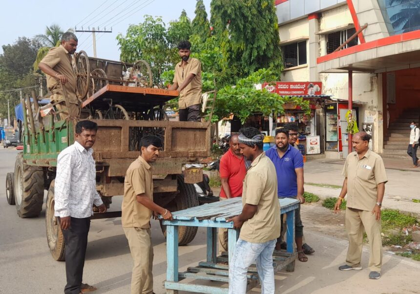 ವ್ಯಾಪಾರ ನಡೆಸದೆ ಖಾಲಿ ಬಿದ್ದಿದ್ದ ಅಂಗಡಿ ತೆರವುಗೊಳಿಸಿದ ಪಟ್ಟಣ ಪಂಚಾಯ್ತಿ ವ್ಯಾಪಾರ ನಡೆಸದೆ ಖಾಲಿ ಬಿದ್ದಿದ್ದ ಅಂಗಡಿ ತೆರವುಗೊಳಿಸಿದ ಪಟ್ಟಣ ಪಂಚಾಯ್ತಿ
