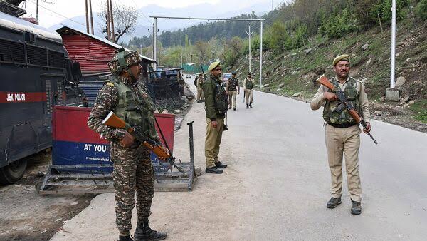 ಜಮ್ಮು ಕಾಶ್ಮೀರದಲ್ಲಿ ಪಾಕ್ ನಿಂದ ಫೈರಿಂಗ್ : ಓರ್ವ ಮಹಿಳೆ ಸಾವು, ಹಲವರಿಗೆ ಗಾಯ ಜಮ್ಮು ಕಾಶ್ಮೀರದಲ್ಲಿ ಪಾಕ್ ನಿಂದ ಫೈರಿಂಗ್ : ಓರ್ವ ಮಹಿಳೆ ಸಾವು, ಹಲವರಿಗೆ ಗಾಯ