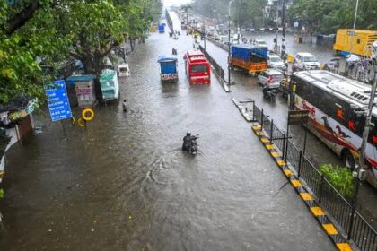 ಮುಂಬೈನಲ್ಲಿ ದಾಖಲೆ ಮಳೆ : ಜನ ಜೀವನ ಅಸ್ತವ್ಯಸ್ತ