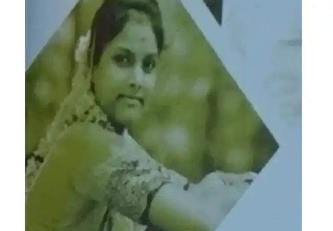 ಮಗುವಿನ ಎದುರೇ ಜೋಲಿಗೆ ನೇಣು ಬಿಗಿದುಕೊಂಡು ಮಹಿಳೆ ಆತ್ಮಹತ್ಯೆ ಮಗುವಿನ ಎದುರೇ ಜೋಲಿಗೆ ನೇಣು ಬಿಗಿದುಕೊಂಡು ಮಹಿಳೆ ಆತ್ಮಹತ್ಯೆ