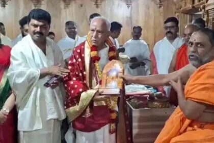 ಕುಟುಂಬ ಸಮೇತರಾಗಿ ಮಂತ್ರಾಲಯ ಭೇಟಿ ನೀಡಿದ ಯಡಿಯೂರಪ್ಪ 