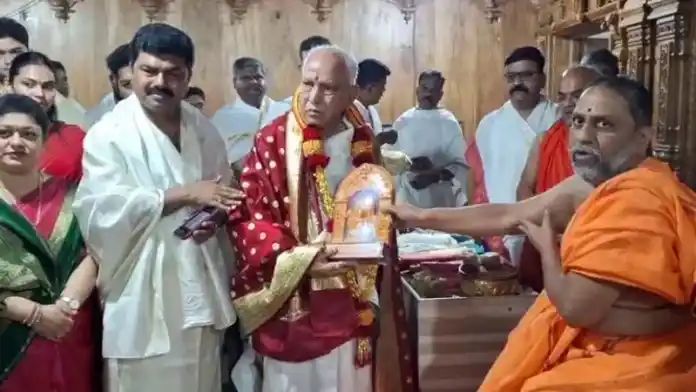 ಕುಟುಂಬ ಸಮೇತರಾಗಿ ಮಂತ್ರಾಲಯ ಭೇಟಿ ನೀಡಿದ ಯಡಿಯೂರಪ್ಪ ಕುಟುಂಬ ಸಮೇತರಾಗಿ ಮಂತ್ರಾಲಯ ಭೇಟಿ ನೀಡಿದ ಯಡಿಯೂರಪ್ಪ