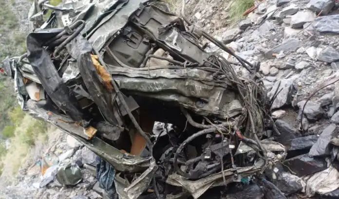 ಕಮರಿಗೆ ಬಿದ್ದ ಸೇನಾ ವಾಹನ : ಮೂವರು ಸೇನಾ ಸಿಬ್ಬಂದಿಗಳು ಹುತಾತ್ಮ ಕಮರಿಗೆ ಬಿದ್ದ ಸೇನಾ ವಾಹನ : ಮೂವರು ಸೇನಾ ಸಿಬ್ಬಂದಿಗಳು ಹುತಾತ್ಮ