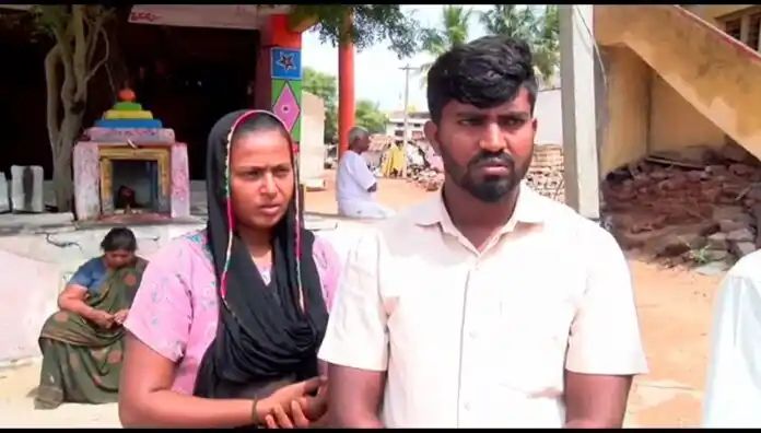 ವಿವಾಹಿತಳನ್ನು ಪ್ರೀತಿಸಿ ಮದುವೆಯಾಗಿದಕ್ಕೆ 8 ವರ್ಷಗಳಿಂದ ಇಡಿ ಕುಟುಂಬಕ್ಕೆ ಬಹಿಷ್ಕಾರ ವಿವಾಹಿತಳನ್ನು ಪ್ರೀತಿಸಿ ಮದುವೆಯಾಗಿದಕ್ಕೆ 8 ವರ್ಷಗಳಿಂದ ಇಡಿ ಕುಟುಂಬಕ್ಕೆ ಬಹಿಷ್ಕಾರ