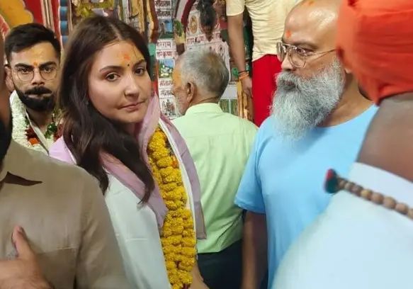 ಅಯೋಧ್ಯೆಯ ರಾಮ ಮಂದಿರಕ್ಕೆ ಭೇಟಿ ನೀಡಿದ ವಿರಾಟ್ ಕೊಹ್ಲಿ ದಂಪತಿ ಅಯೋಧ್ಯೆಯ ರಾಮ ಮಂದಿರಕ್ಕೆ ಭೇಟಿ ನೀಡಿದ ವಿರಾಟ್ ಕೊಹ್ಲಿ ದಂಪತಿ