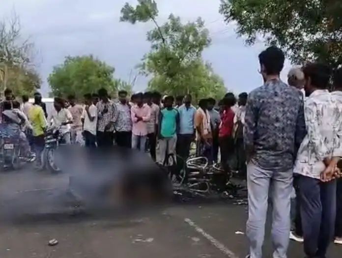 ಎರಡು ಬೈಕ್ಗಳ ಮಧ್ಯೆ ಮುಖಾಮುಖಿ : ಸವಾರ ಸಜೀವ ದಹನ ಎರಡು ಬೈಕ್ಗಳ ಮಧ್ಯೆ ಮುಖಾಮುಖಿ : ಸವಾರ ಸಜೀವ ದಹನ