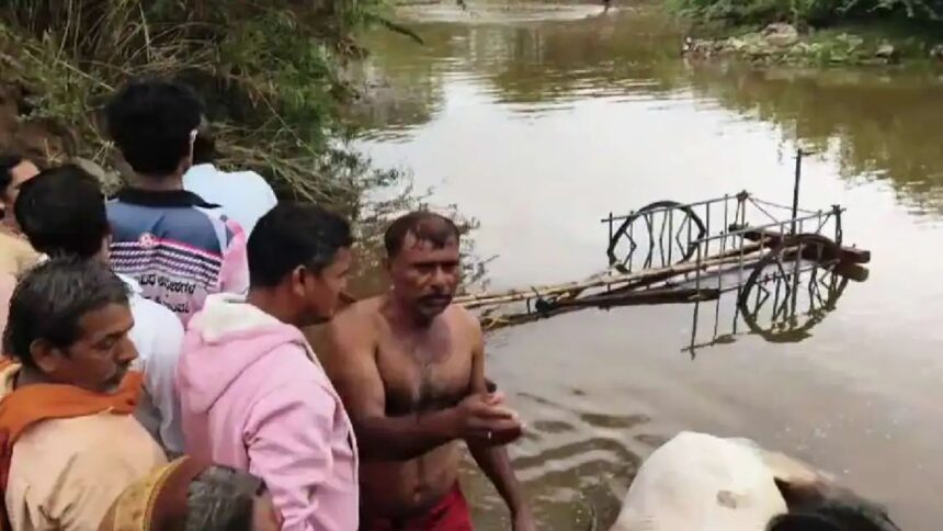 ಹಳ್ಳದಲ್ಲಿ ಮಗುಚಿ ಬಿದ್ದ ಎತ್ತಿನಗಾಡಿ : ಇಬ್ಬರು ಮಕ್ಕಳು, ಒಂದು ಎತ್ತು ಸಾವು ಹಳ್ಳದಲ್ಲಿ ಮಗುಚಿ ಬಿದ್ದ ಎತ್ತಿನಗಾಡಿ : ಇಬ್ಬರು ಮಕ್ಕಳು, ಒಂದು ಎತ್ತು ಸಾವು