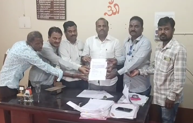 ರಾಮದುರ್ಗ ಪುರಸಭೆ ಕಲ್ಯಾಣ ಮಂಟಪ ಹಾಗೂ ಪುರಸಭೆ ಕಚೇರಿಯನ್ನು ದುರಸ್ತಿ ಪಡಿಸಲು ಪತ್ರಕರ್ತರಿಂದ ಪುರಸಭೆ ಮುಖ್ಯಾಧಿಕಾರಿಗಳಿಗೆ ಮನವಿ ರಾಮದುರ್ಗ ಪುರಸಭೆ ಕಲ್ಯಾಣ ಮಂಟಪ ಹಾಗೂ ಪುರಸಭೆ ಕಚೇರಿಯನ್ನು ದುರಸ್ತಿ ಪಡಿಸಲು ಪತ್ರಕರ್ತರಿಂದ ಪುರಸಭೆ ಮುಖ್ಯಾಧಿಕಾರಿಗಳಿಗೆ ಮನವಿ