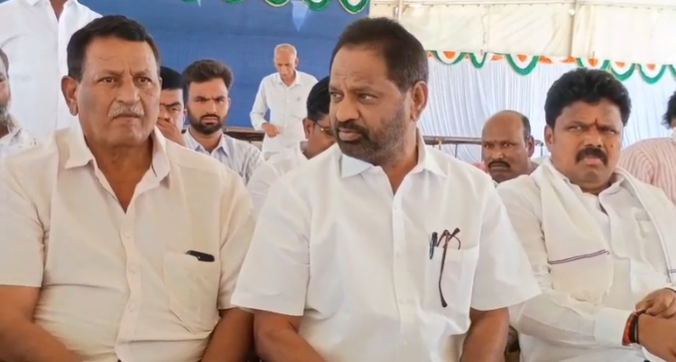 ಸಿಎಂ ಸಿದ್ದರಾಮಯ್ಯ ಅವರು ನಾಳೆ ಬಿಸಿಲು ನಾಡು ರಾಯಚೂರು ಜಿಲ್ಲೆಯಲ್ಲಿ ಪ್ರವಾಸ ಕೈಗೊಂಡಿದ್ದಾರೆ. ಸಿಎಂ ಸಿದ್ದರಾಮಯ್ಯ ಅವರು ನಾಳೆ ಬಿಸಿಲು ನಾಡು ರಾಯಚೂರು ಜಿಲ್ಲೆಯಲ್ಲಿ ಪ್ರವಾಸ ಕೈಗೊಂಡಿದ್ದಾರೆ.