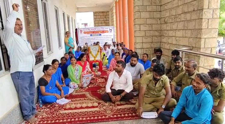 ವಿವಿಧ ಬೇಡಿಕೆ ಈಡೇರಿಕೆಗೆ ಆಗ್ರಹಿಸಿ,ಕೊಣ್ಣೂರ ಪೌರ ನೌಕರರಿಂದ ಫ್ರತಿಭಟನೆ ಕರ್ತವ್ಯಕ್ಕೆ ಗೈರು.ಅನಿರ್ದಿಷ್ಟಾವಧಿ ಮುಷ್ಕರ. ವಿವಿಧ ಬೇಡಿಕೆ ಈಡೇರಿಕೆಗೆ ಆಗ್ರಹಿಸಿ,ಕೊಣ್ಣೂರ ಪೌರ ನೌಕರರಿಂದ ಫ್ರತಿಭಟನೆ ಕರ್ತವ್ಯಕ್ಕೆ ಗೈರು.ಅನಿರ್ದಿಷ್ಟಾವಧಿ ಮುಷ್ಕರ.