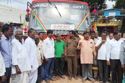 ಕಂದಗಲ್ಲ ಗ್ರಾಮಕ್ಕೆ ನೂತನ ಬಸ್ ಪ್ರಾರಂಭ. ಕಂದಗಲ್ಲ ಗ್ರಾಮಕ್ಕೆ ಪ್ರಾರಂಭವಾದ ನೂತನ ಮುದಗಲ್ಲ ಕಂದಗಲ್ಲ ಇಲಕಲ್ಲ ಮಿರಜ ಬಸ್ಸು.